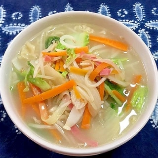 たっぷり野菜炒めのとんこつラーメン